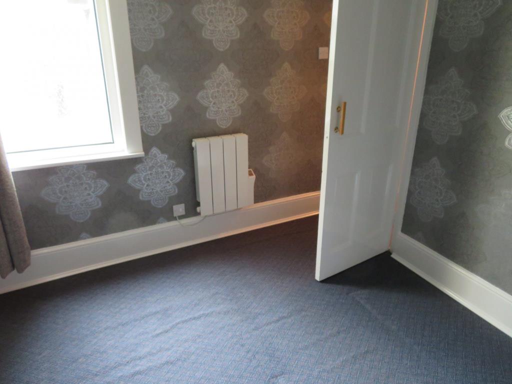 Lot: 90 - PAIR OF FLATS FOR INVESTMENT - Historic photo of ground floor bedroom